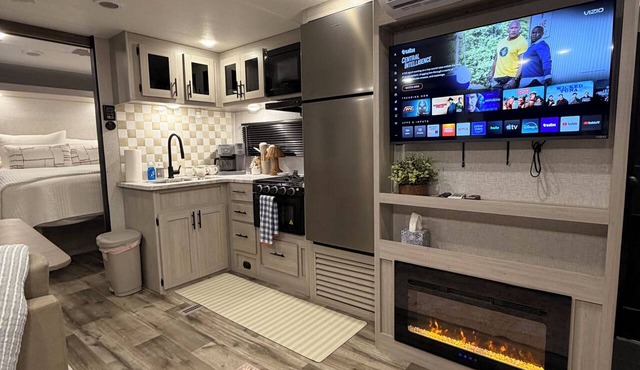 Prairie Moon Charming 1-bedroom recreational vehicle with AC in Springtown