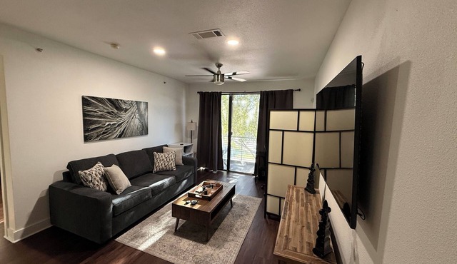 Prime and convenient 1-bedroom apartment in fabulous Oak Lawn Dallas!