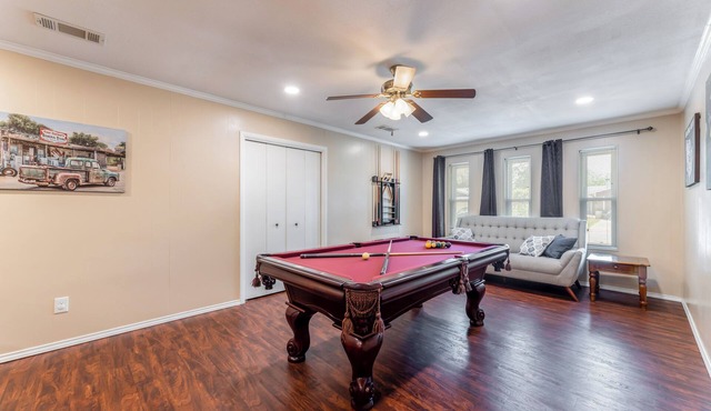 Prime Location - Pool Table - BBQ - Walk to AT&T