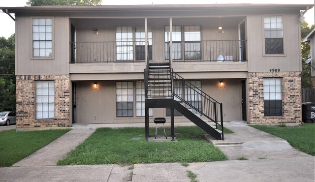 Private 2 Bed unit in a 4plex close to Hwy 820 in North Fort Worth TX