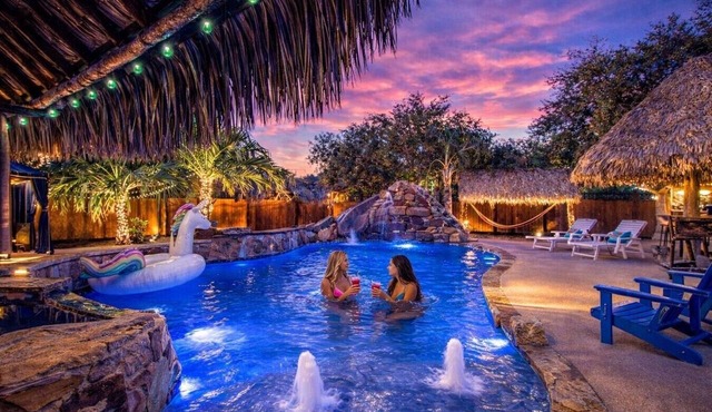 Private Alvin Mini Resort with Pool, Waterslide and Hot Tub