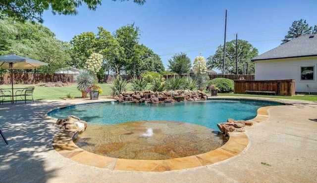 Private Backyard Resort | Sleeps 12 Near Southlake