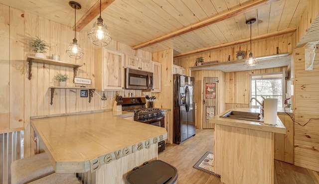 Private Beach & Fishing Pond! Eufaula Family Cabin