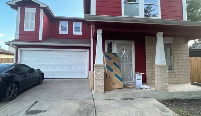 Private bedroom in house near COTA and Tesla
