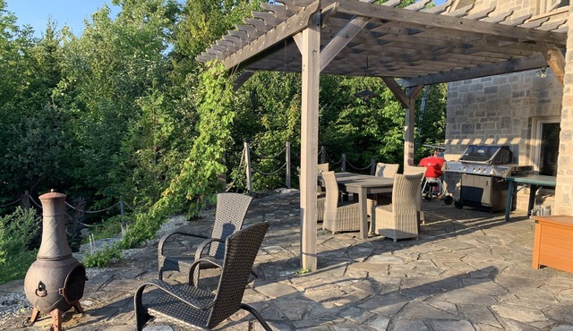 Private magnificent 1-acre lakefront cottage on Lac Brompton. Stand up desk. in Saint-Denis-de-Brompton