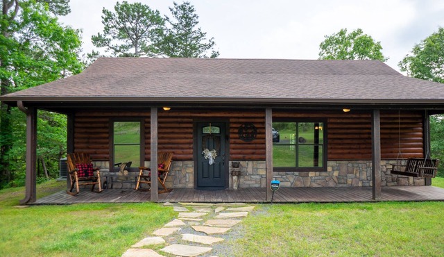 Private Cabin Hideaway Retreat with scenic views - 30 miles from Broken Bow