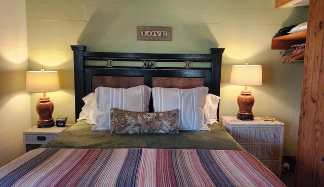 Private, Cozy Cabin on 6 acres with Mountain Views in the Heart of the Texas Hill Country Near Lost Maples and Garner State Parks