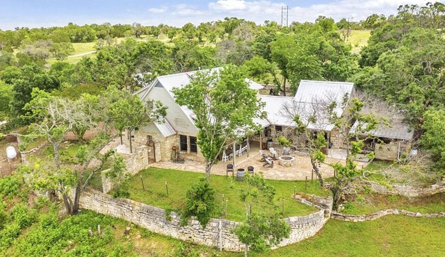 Private Hilltop Farmhouse Incredible Views, Petting Zoo Animals & Hot Tub