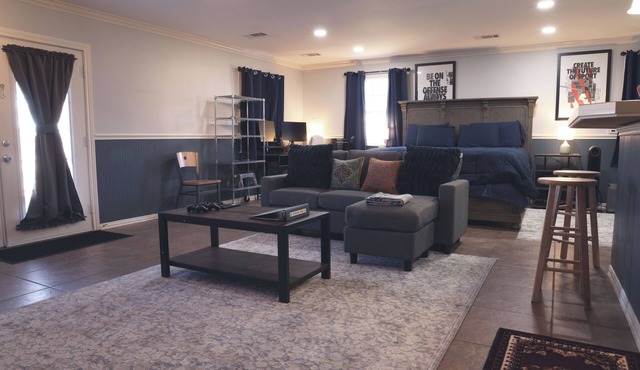 Private King Suite on Gated 4.5 Acres, Full Kitchen & Laundry, Quiet Fort Worth