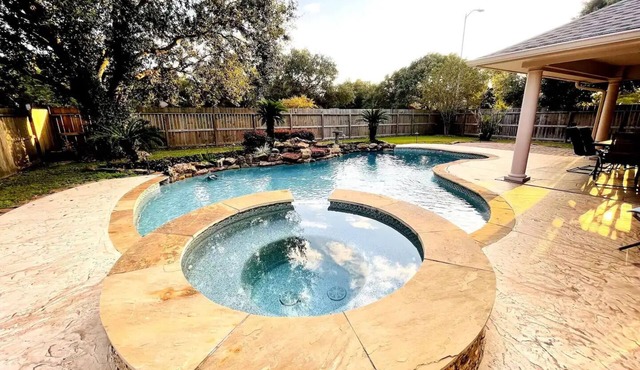 Private Outdoor Spa/Pool 5 Bedrooms Resident Home