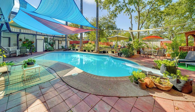 Private Pool & Yard! Massive San Antonio Villa