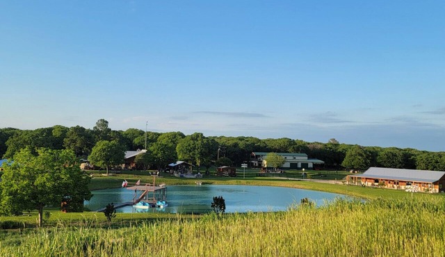 Private Retreat with Pond, Pool and Hot Tub