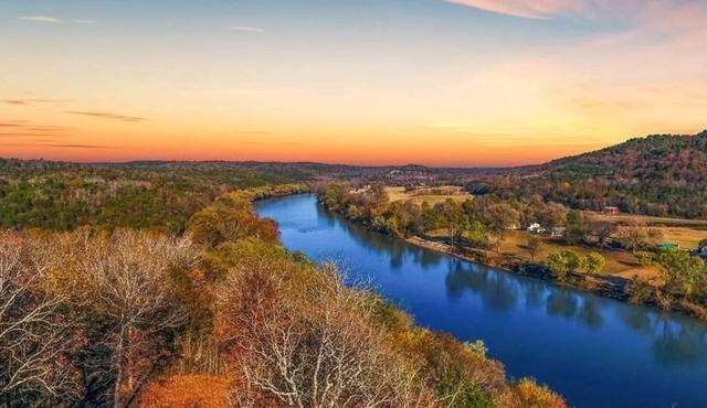Private White River Estate on 214 acres. ATV/hiking trails. Pets stay free in Mountain Home
