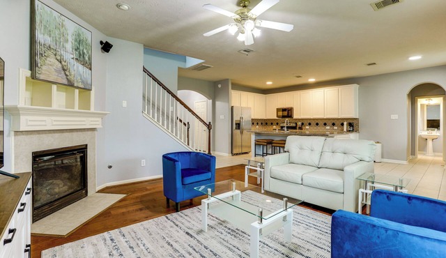 Private Yard & Furnished Patio! Rosenberg Retreat
