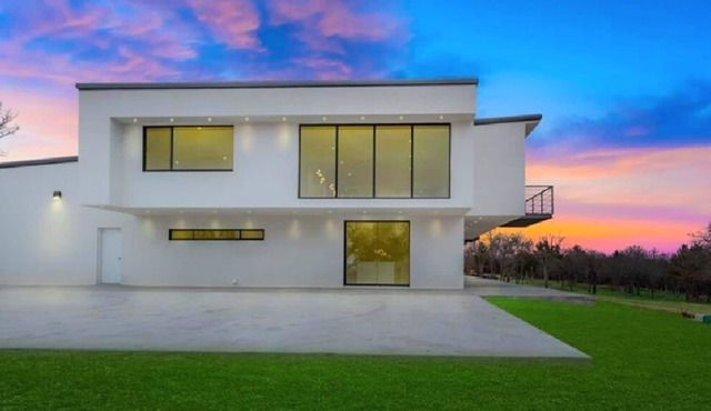 Pure Lux W Indoor Pool/Spa, Gameroom, Movie Theater, Near Beach!