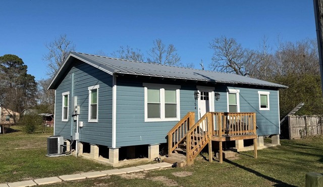 Quaint 2-bedroom house by Caddo Lake.