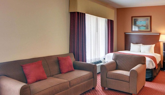 Quality Suites Near Cedar Creek Lake