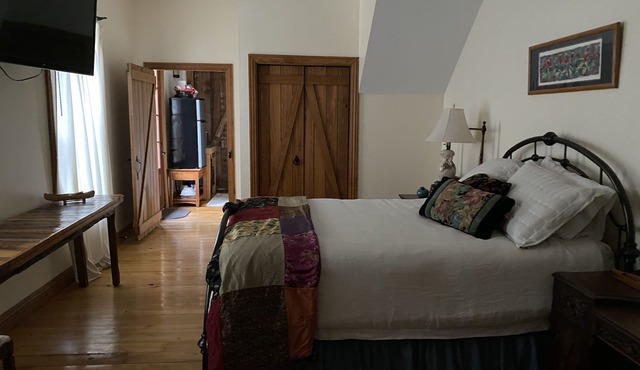 Queen bdrm, & breakfast. Upstairs den with full-twin bunk option.