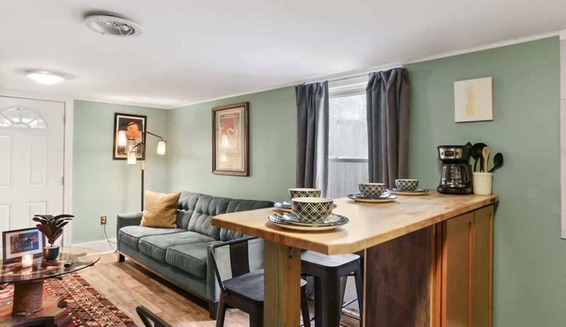 Quiet 1 bedroom with easy access to interstate!