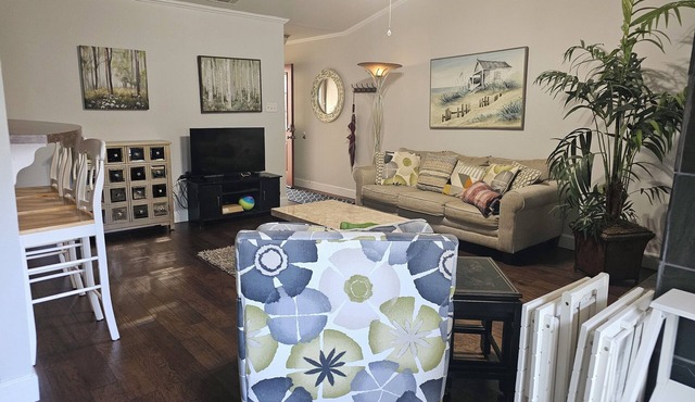 Quiet 2-bedroom Single Story Condo in central Austin & 2 parking spots in front