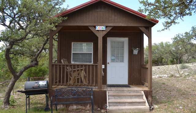 Quiet Cabin in the Country, 15 minutes from Fredericksburg, Pet Friendly