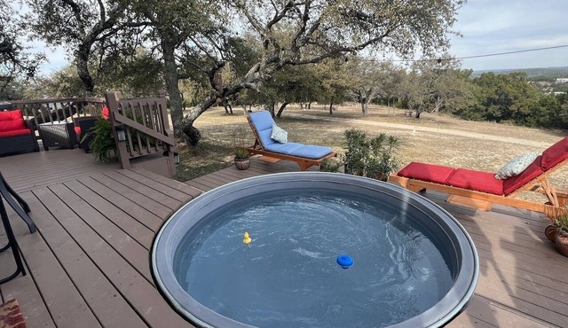 Quiet, cozy 2 BR cottage w/pool & gorgeous views