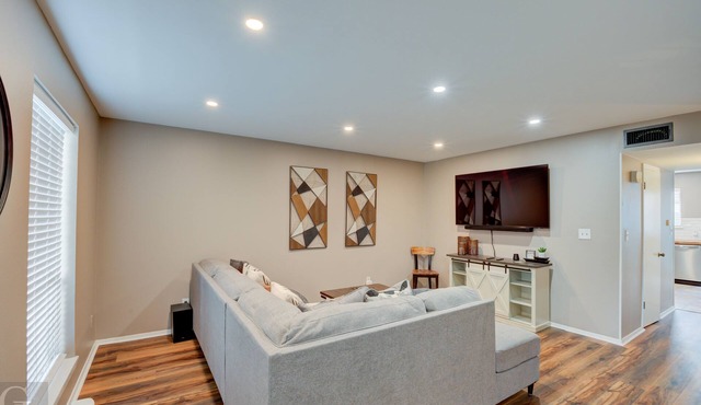 Quiet, Cozy Townhouse w/all new appliances and furniture.