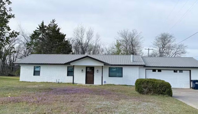 Quiet Edge-of-Town Gem: Huge Lot, Peaceful Vibes, 5 Min to Attractions & Airport