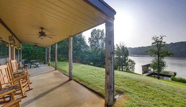 Quiet Lake Gladewater Getaway w/Dock & Kayaks!