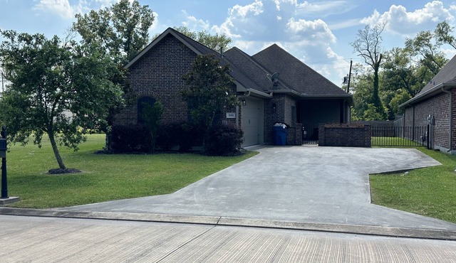 Quiet Private Home - Centrally Located in Sulphur