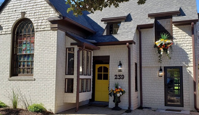 Quirky historic home, fully renovated! Designer interior! Plush linens! Firepit!