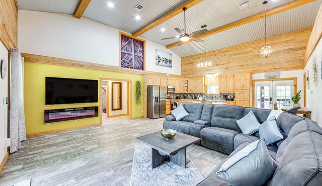 Quitman Lakefront Cabin w/Screened Porch & Grill!