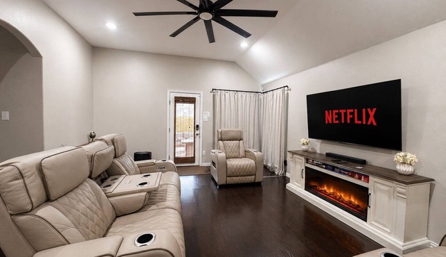 Rally & Rest — Heated Massage Chairs, Pool Table, 4 miles to AT&T Stadium
