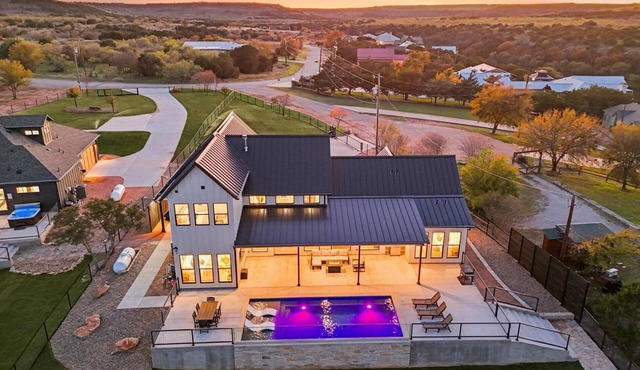 Ranch Water 5 bed/4.5 bath w pool/hot tub, lake access and game garage *kayaks