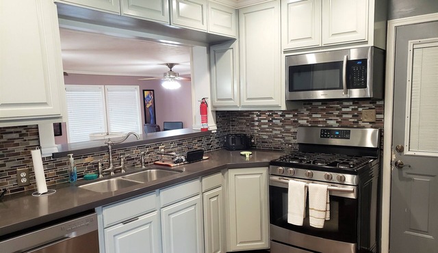 Rare- Cheerful, Family 3BR home with pool, Close to Golf Course & Casinos!