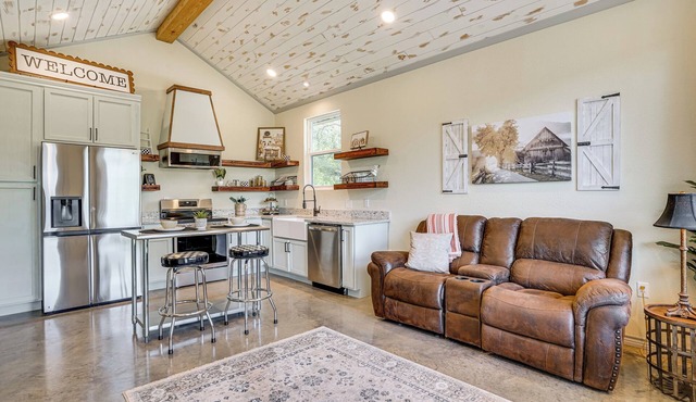 Recently Built Cabin w/Pavilion in Granbury!