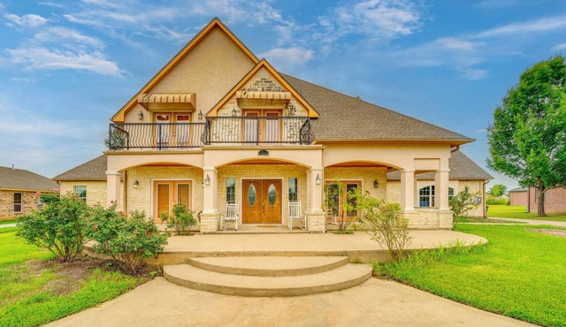 Red Oak Group Getaway w/Yard + Patio