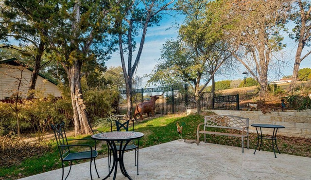 Reduced! Just minutes from Lake Travis, Parks, Pool, Ball & Disc Golf course, Make Summer Memories!
