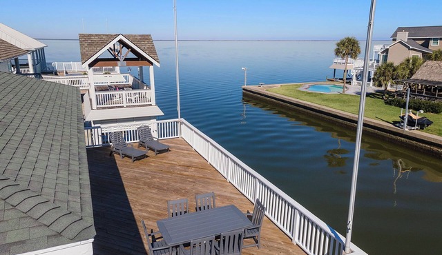 Reelview | Canal Front Retreat