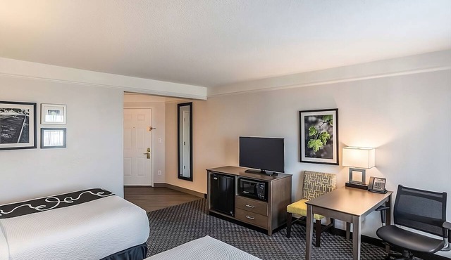 Refreshing Getaway with Swimming Pool and Daily Breakfast Perks in Phoenix