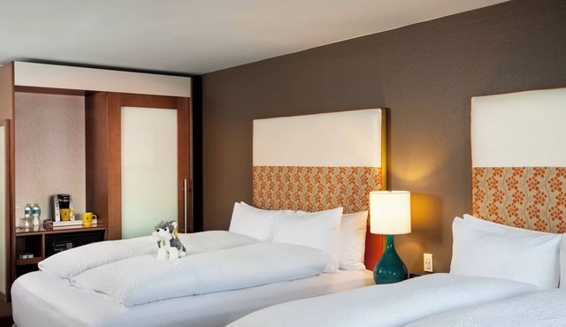 Refreshing Stay, Two Queen w/Tub, Pet-Friendly, Pineapple Theme, 2 Rooms in Seattle