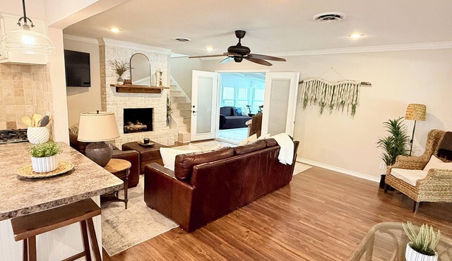 Refuge on Trinity. Boho Farmhouse, Game Room, Fire Pit