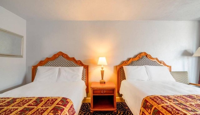Relax After Sightseeing in King Room w/Seasonal Pool Near Wichita Mountains