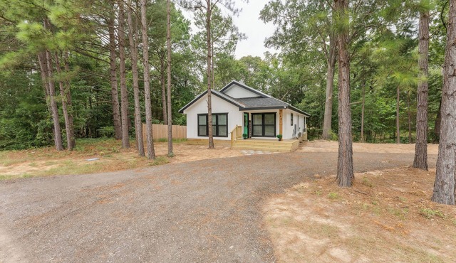 Relax and Unwind, Serene 3BR Retreat - Creek Views & World-Class Fishing Nearby