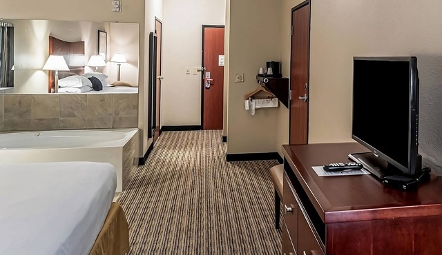 Relax and Unwind! Onsite Pool, Free Parking, Free Breakfast!
