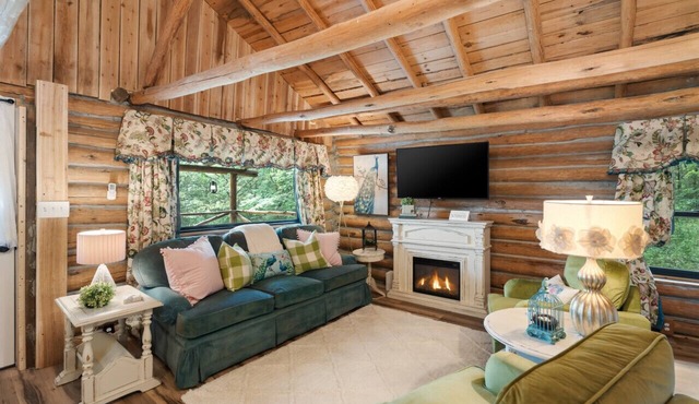 Relax at The Pampered Peacock – Charming Cabin Surrounded by Nature