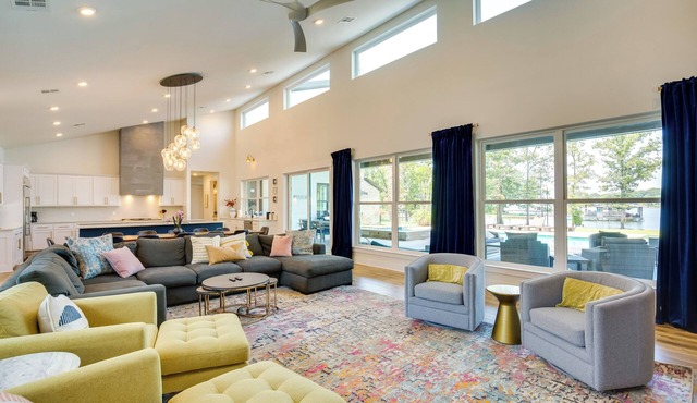 Relax Fireside! Waterfront Family Home in Malakoff