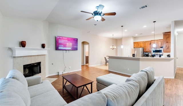 Relaxing Burleson Retreat · Pool Table & Space&5TV/3BA
