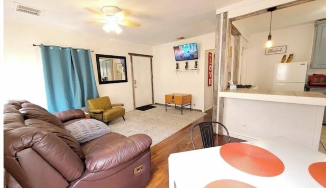 Relaxing KING bed & 2 queen beds 1 mile to Downtown Riverwalk