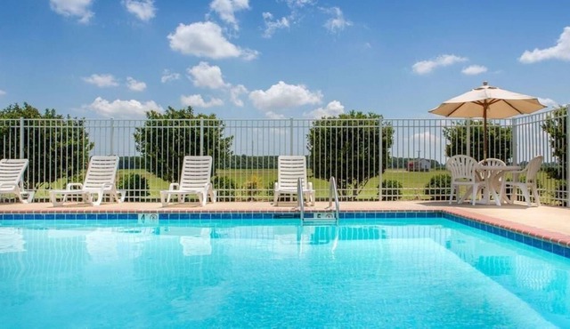 Relaxing Stay at Knights Inn Bunkie! Pool, Free Parking, Free Breakfast
